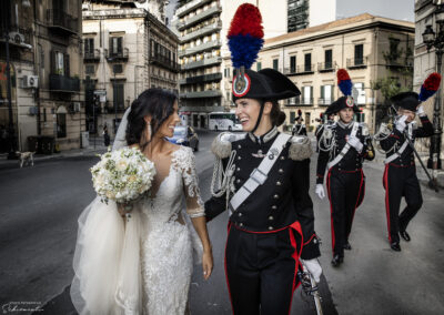 Risate tra amiche nel giorno del matrimonio